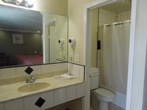 Castaway Motel image 17